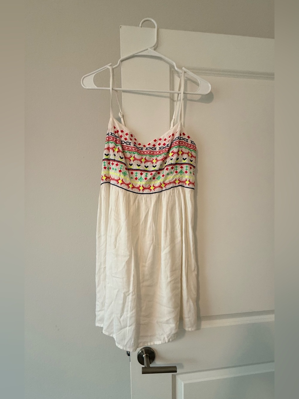 Mudd White Top with Multicolor Embroidered Pattern - Picture 2 of 8